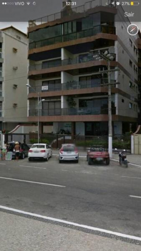 Apto 5 quart. Prédio frente mar